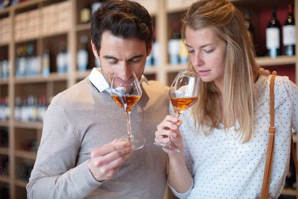 ワインのテイスティングでワインの花束の匂いを嗅ぐカップル — ストック写真