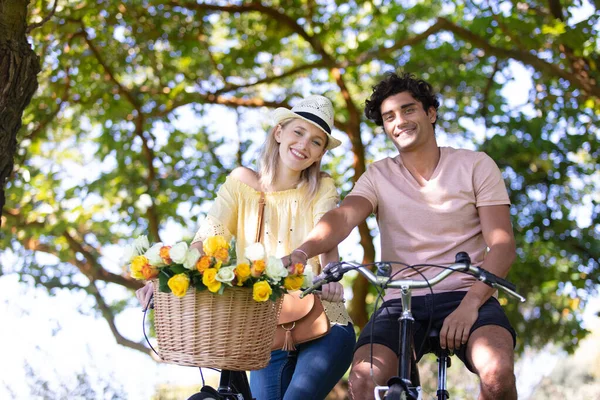 Happy Couple Bikes — Stock Photo, Image