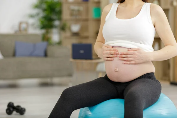 Mujer Embarazada Haciendo Ejercicio Con Pelota Fitness Gimnasio — Foto de Stock