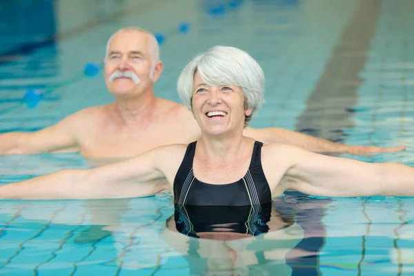 Mutlu Yaşlı Çift Yüzme Havuzunda Egzersiz Yapıyor — Stok fotoğraf