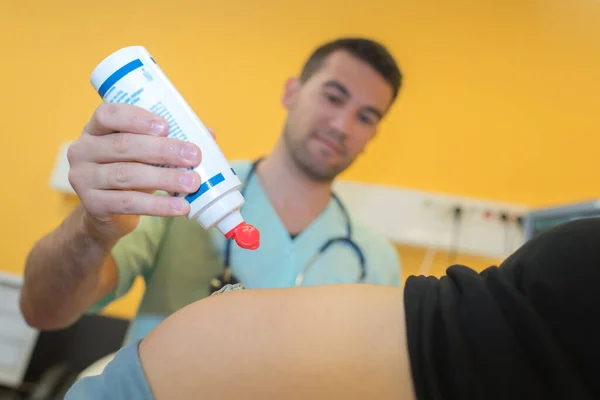 Arzt Spritzt Gel Auf Schwangerschaftsbeule — Stockfoto
