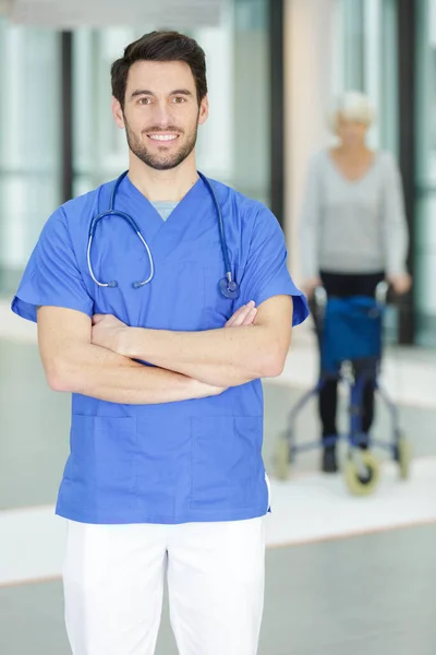 Porträtt Stilig Ung Läkare Sjukhuskorridoren — Stockfoto