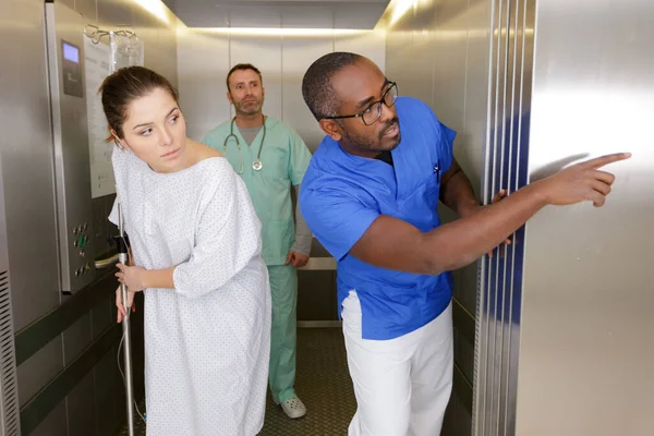 Patiënt Praten Met Verpleegkundige Staan Lift — Stockfoto