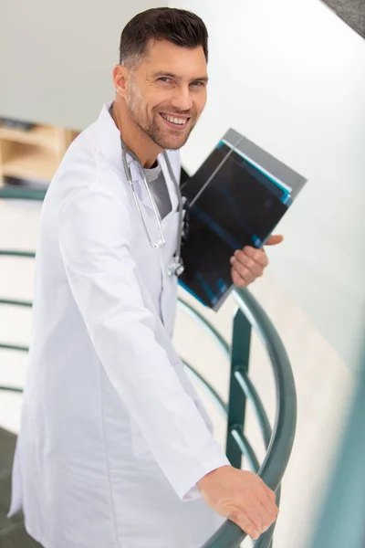 Trabajador Médico Profesional Posando Escaleras —  Fotos de Stock