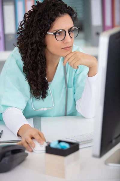 Young Female Medic Using Computer — Stock Photo, Image