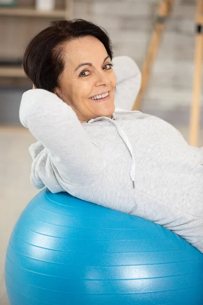 フィットネス ボールで座っている年配の女性 — ストック写真