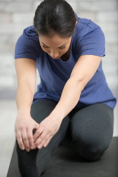 Een Vrouw Sportkleding Stretching Benen — Stockfoto