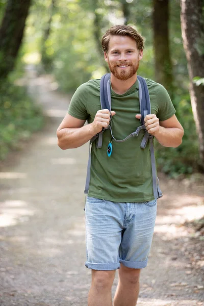 Caminhante Masculino Olhando Para Lado Andando Floresta — Fotografia de Stock