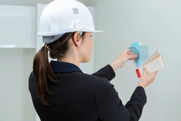 Female Construction Worker Choosing Coulours — Stock Photo, Image