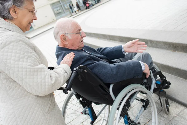 Kadın Kocasına Tekerlekli Sandalyede Yardım Ediyor — Stok fotoğraf