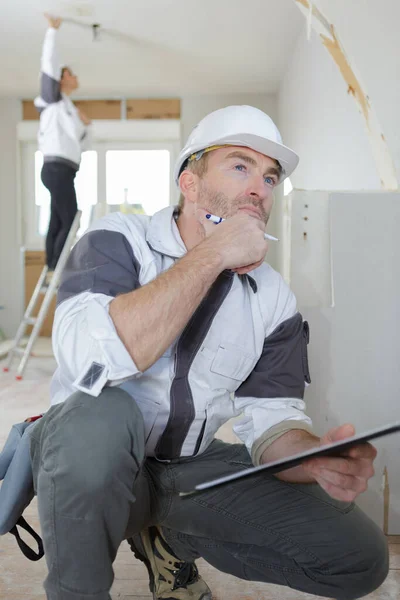 Construction Worker Taking Notes Clipboard New House — Stock Photo, Image