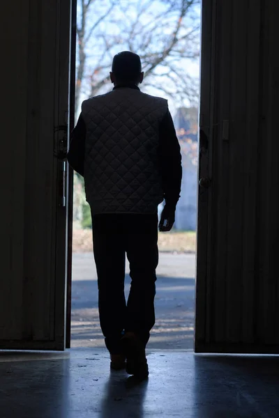 Άντρας Που Φεύγει Από Την Πόρτα — Φωτογραφία Αρχείου