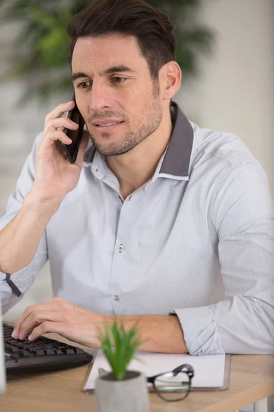 Ein Geschäftsmann Mit Computer Telefon — Stockfoto