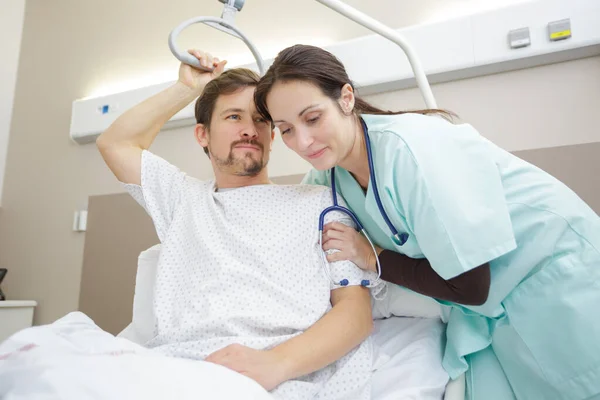 Медсестра Допомагає Чоловікові Ліжка Домашньому Візиті — стокове фото