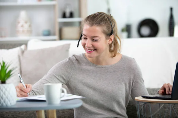 Smiling Mom Working Home — Stock Photo, Image