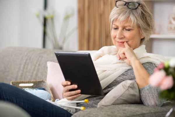 Χαρούμενη Ηλικιωμένη Γυναίκα Περιήγηση Στα Μέσα Κοινωνικής Δικτύωσης Στο Tablet — Φωτογραφία Αρχείου