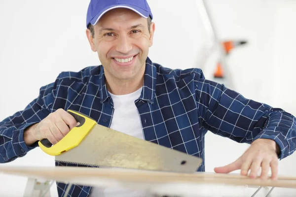 Homem Reparador Com Serra Mão — Fotografia de Stock