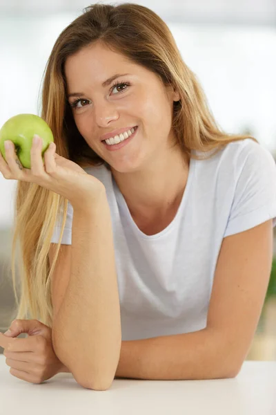 Grönt Äpple Kvinnors Händer — Stockfoto