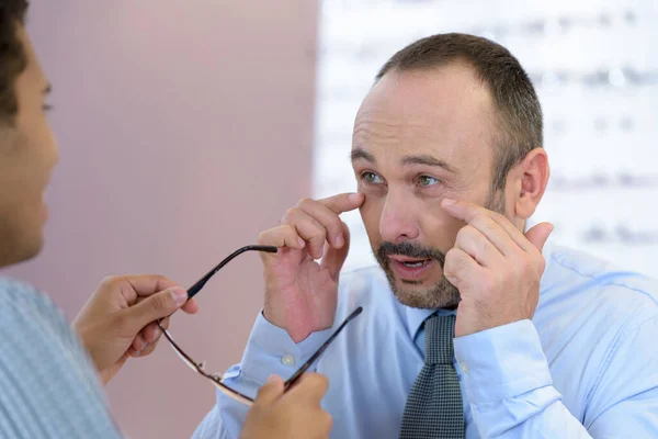 Mann Setzt Kontaktlinse Ins Auge — Stockfoto