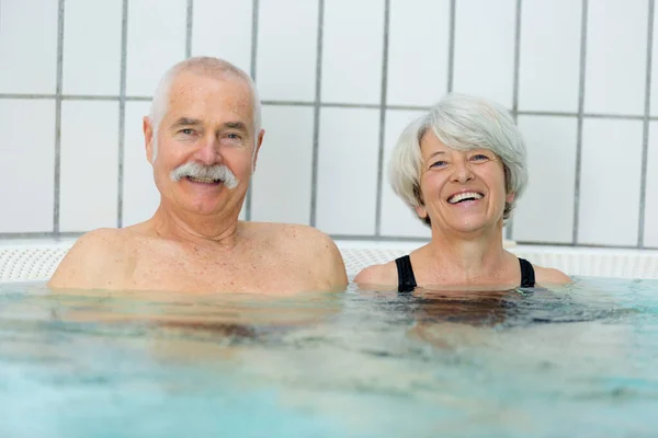Glückliches Gesundes Senioren Paar Das Zusammen Whirlpool Spaß Hat — Stockfoto