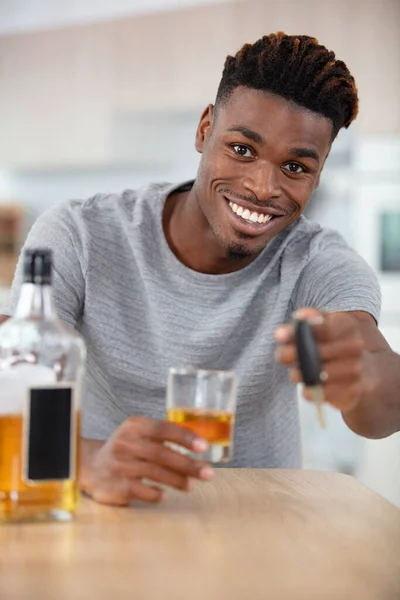 Man Med Bilnycklar Och Glas Whisky — Stockfoto