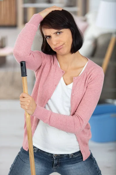 Όμορφη Νεαρή Γυναίκα Καθαρισμού Δαπέδου Στο Σπίτι Χρησιμοποιώντας Μια Σφουγγαρίστρα — Φωτογραφία Αρχείου