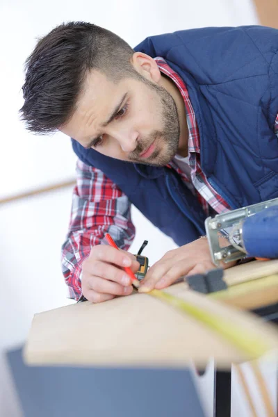 Carpinteiro Homem Seu Estúdio Casa Trabalhando Com Madeira — Fotografia de Stock
