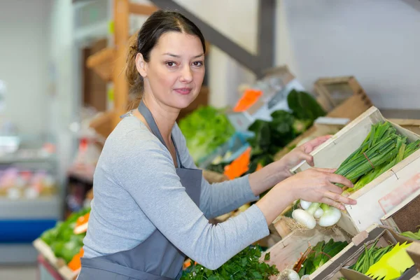 Süpermarket Sebze Köşesi Çalışanı — Stok fotoğraf