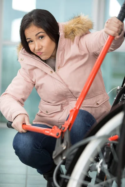 Mujer Robando Bicicleta Con Alicates — Foto de Stock