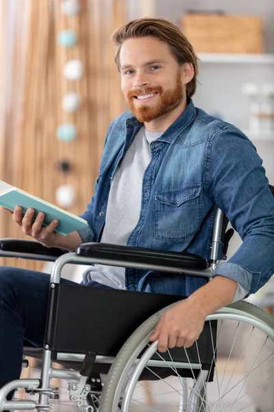 Człowiek Czytający Książkę Siedział Wózku Inwalidzkim — Zdjęcie stockowe