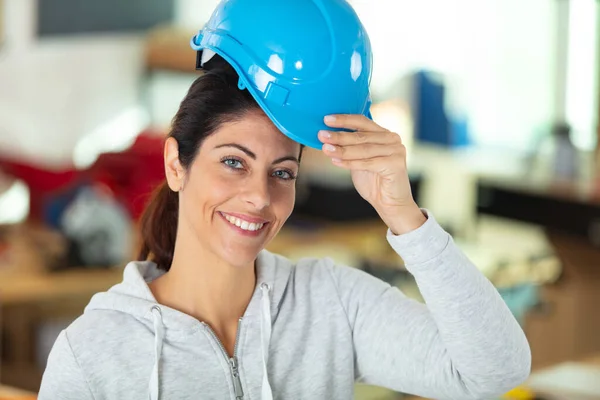 Porträt Einer Bauarbeiterin Mit Helm — Stockfoto