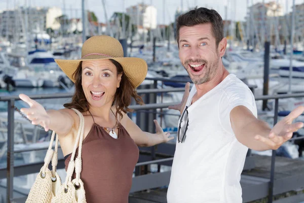 Schönes Verliebtes Paar Auf Reisen Einem Seehafen — Stockfoto