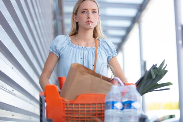 Junge Frau Kauft Supermarkt Ein — Stockfoto