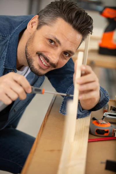 Hombre Montando Muebles Casa —  Fotos de Stock