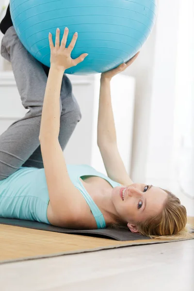 Frau Trainiert Ihren Bauch Auf Ball Pilates Ball Fitnessstudio — Stockfoto