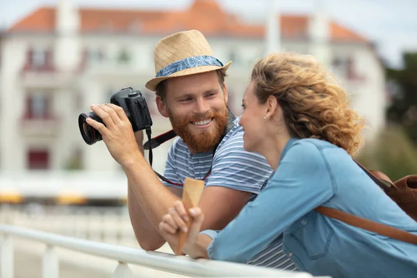 Young Millenial Travelers Road Trip Taking Photographs — Stock Photo, Image