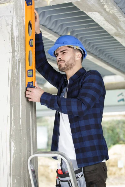 Homme Mesurant Mur Avec Niveau Construction — Photo