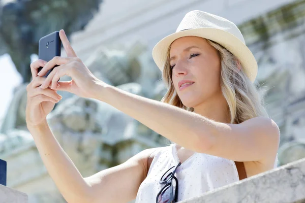 Joven Mujer Turista Tomando Foto — Foto de Stock