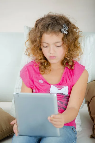 使用平板电脑的年轻女孩 — 图库照片