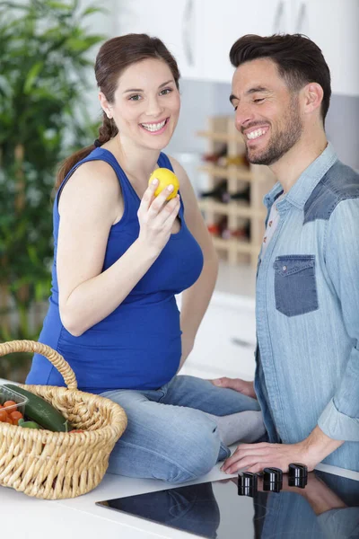 Junges Schwangere Paar Kocht Essen Frucht Zitronensaft Der Küche — Stockfoto