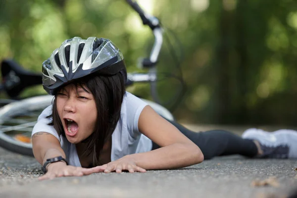 Chorando Jovem Mulher Depois Cair Uma Bicicleta — Fotografia de Stock