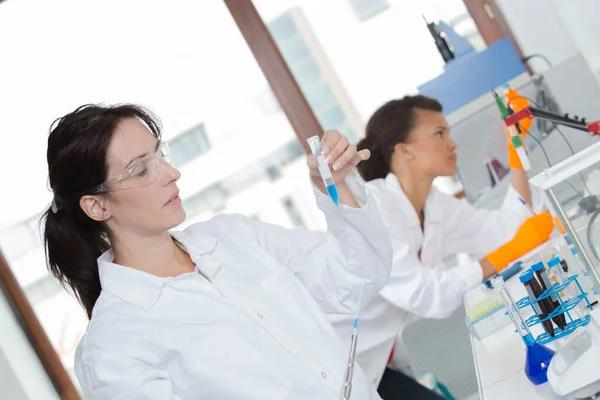 Foto Twee Vrouwelijke Wetenschappers Doen Onderzoek Met Chemie Vloeistof — Stockfoto