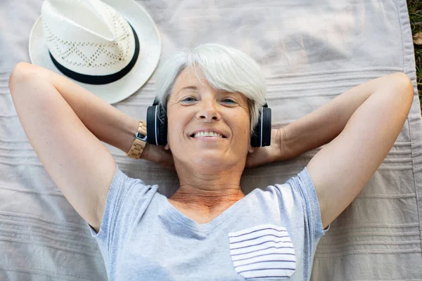 Reife Entspannte Frau Mit Kopfhörer Die Musik Hört — Stockfoto