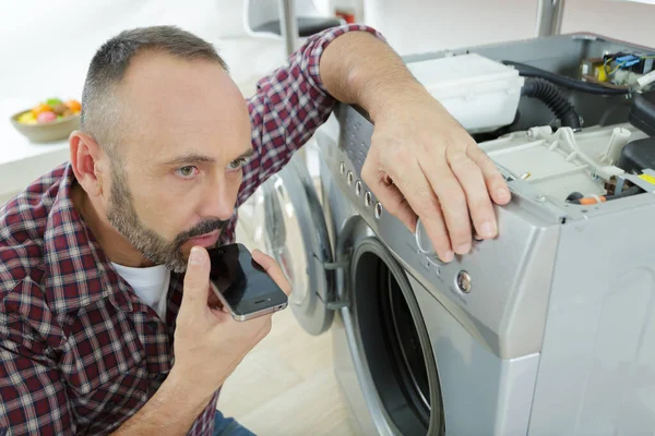 Handyman Fixando Uma Máquina Lavar Roupa Cozinha — Fotografia de Stock