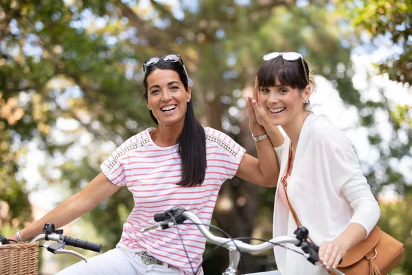 Zwei Freunde Auf Fahrrädern Freien Lächeln — Stockfoto