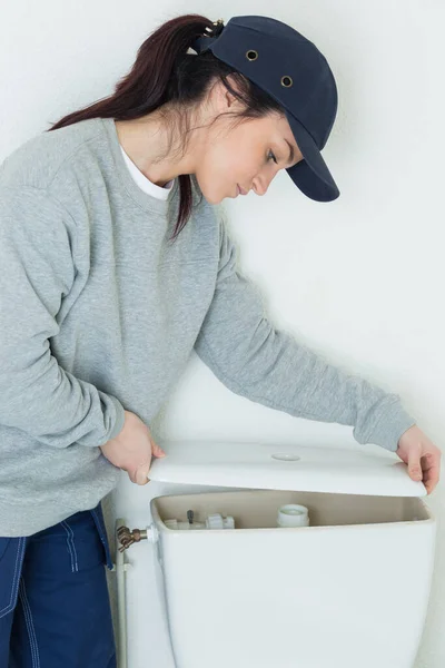 Zelfverzekerde Vrouw Repareren Toilet Doorspoelen — Stockfoto