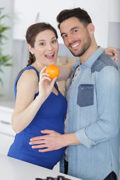 Porträtt Man Omfamna Gravid Fru Med Färsk Apelsin — Stockfoto