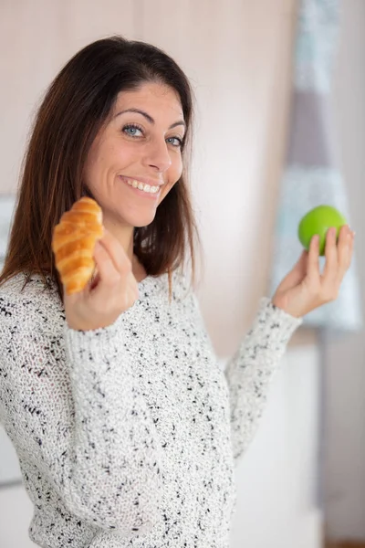 Hermosa Mujer Sosteniendo Una Manzana Croissant —  Fotos de Stock
