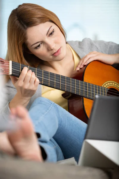 Mujer Sonriente Feliz Usando Guitarra Tableta — Foto de Stock