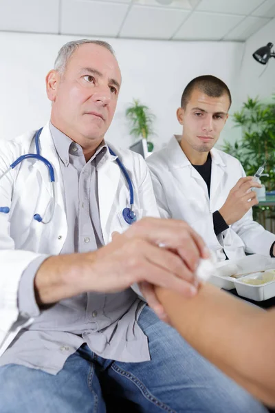 Manlig Läkare Efter Injektion — Stockfoto